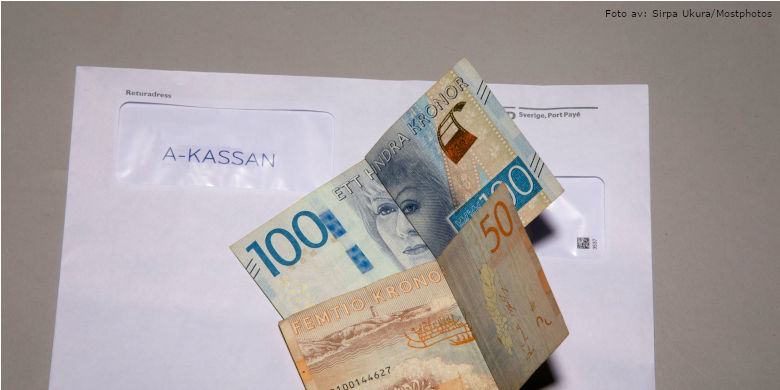 Ett vitt kuvert märkt 'A-KASSAN' med 'Sverige, Port Payé' i övre högra hörnet. Tre svenska sedlar är vikta och placerade delvis ovanpå kuvertet. Foto. 
